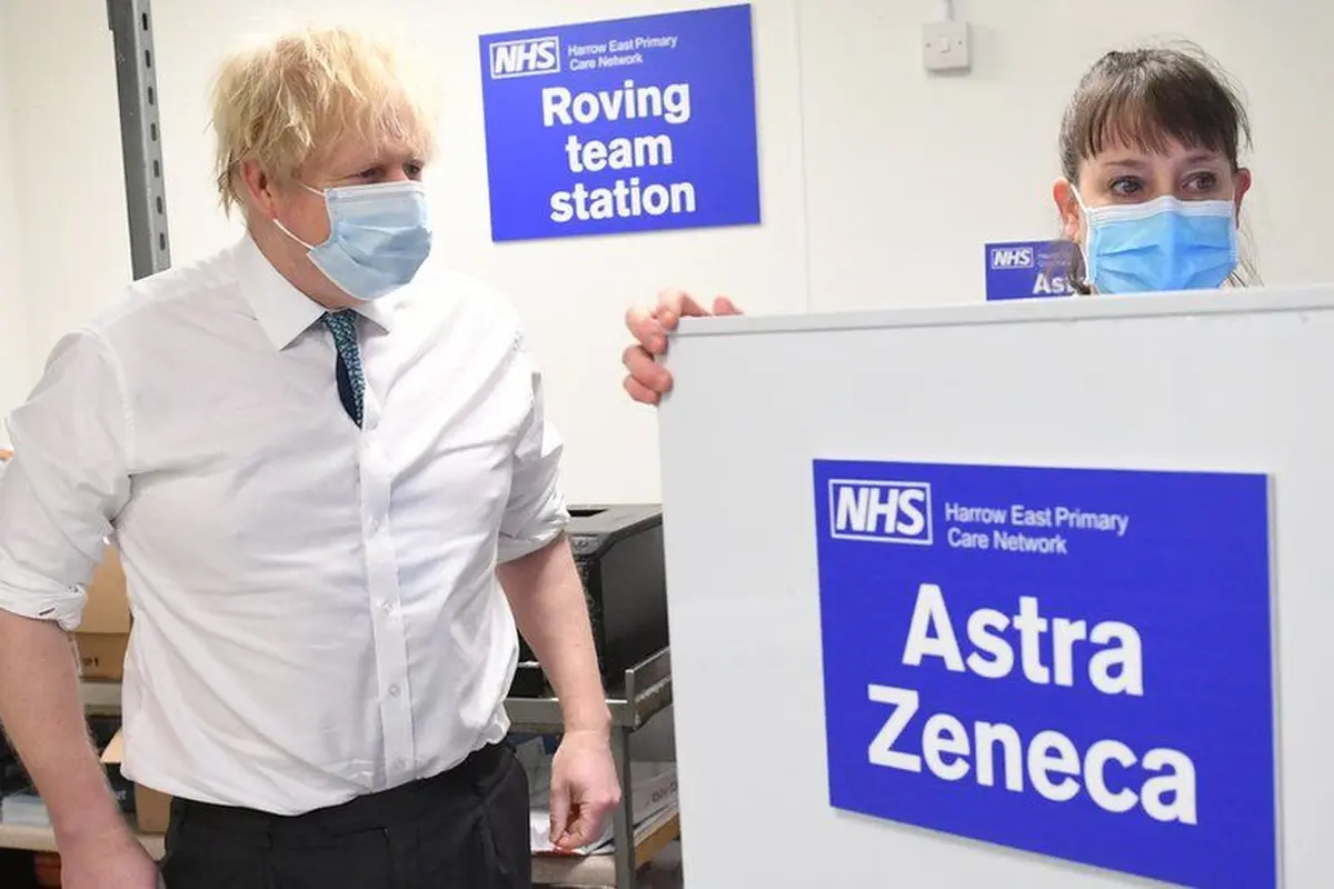 PM Inggris Boris Johnson menerima vaksin COVID-19 dosis pertama.