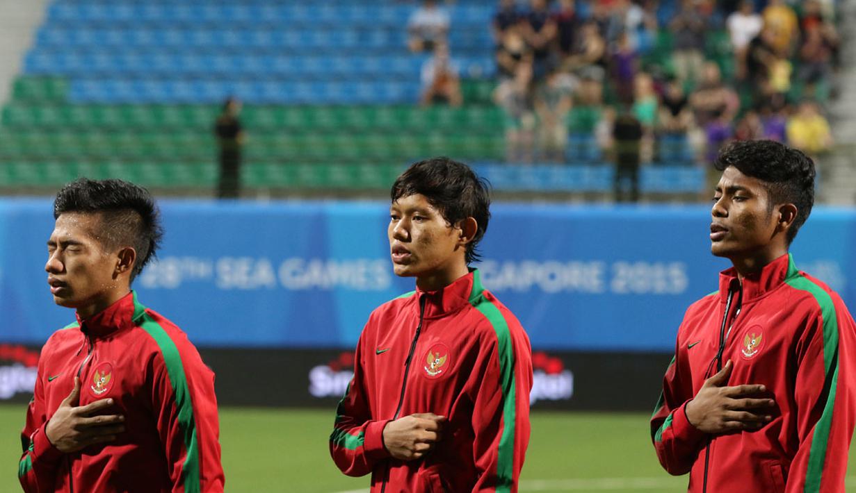 Ekspresi pemain Indonesia U-23 saat menyanyikan lagu Indonesia Raya jelang lawan Kamboja U-23. (Bola.com/Arief Bagus)
