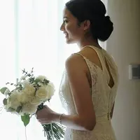 Tidak membutuhkan waktu lama menjalin cinta sebagai pasangan kekasih, kini Putri Marino telah resmi menjadi istri Chicco Jerikho. Di hari bahagianya, Putri pun dibanjiri pujian, terutama soal penampilannya. (Instagram/mrandmrsjerikho)