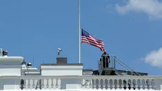 Gedung Putih di Washington DC mengibarkan bendera setengah tiang sebagai tanda berduka atas penembakan brutal klub gay Pulse di Kota Orlando, Florida, Amerika Serikat (AS), Minggu (12/6). (AFP PHOTO/Yuri GRIPAS)