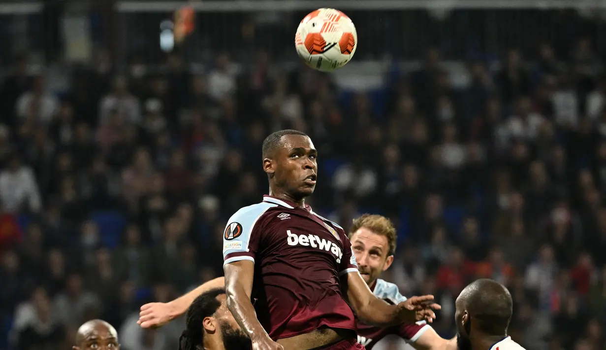 Bek West Ham United Issa Diop menyundul bola dibayangi pemain Olympique Lyon pada leg kedua perempat final Liga Europa melawan Lyon di Parc Olympique Lyonnais, Jumat (15/4/2022) dini hari WIB. West Ham lolos ke semifinal usai melibas tuan rumah Lyon 0-3. (Jeff PACHOUD/AFP)
