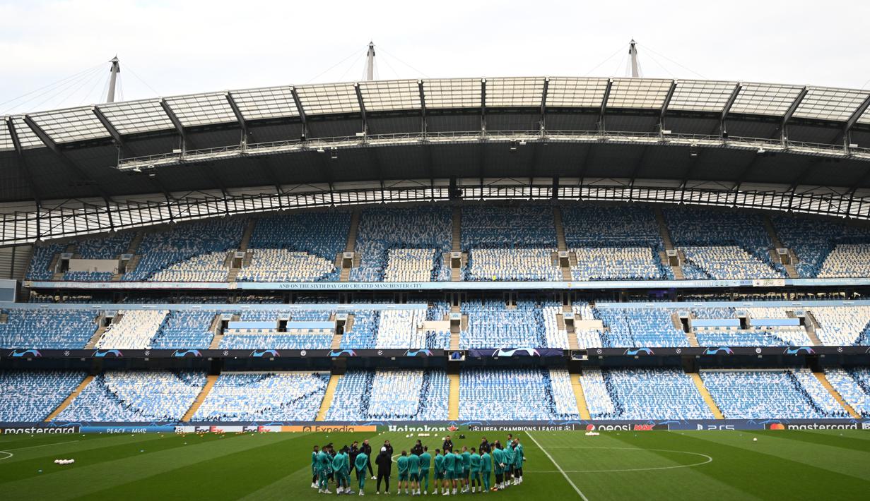 <p>Para pemain Madrid berbicara menjelang sesi latihan tim di Stadion Etihad di Manchester, barat laut Inggris, pada 25 April 2022. Real Madrid akan bertanding melawan Manchester City pada leg pertama semifinal Liga Champions. (AFP/Oli Scarff)</p>