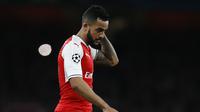 Theo Walcott tertunduk usai Arsenal kalah 1-5 dari Bayern Muenchen. (IAN KINGTON / IKIMAGES / AFP)