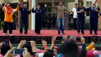Presiden Joko Widodo (Jokowi) ditemani Menteri Kesehatan Nila F Moeloek memimpin senam bersama di depan Kantor Wali Kota Tangerang, Minggu (4/11). Kegiatan senam bersama itu dalam rangka perayaan Hari Kesehatan Nasional ke-54. (Liputan6.com/Johan Tallo)