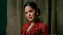 Berbalut kebaya merah marun bermotif bunga rancangan Oscar Lawalata Culture, Annisa berhasil memancarkan aura elegan layaknya seorang putri keraton masa kini. Dalam balutan kain wastra tradisional berwarna senada, ia tampil memadukan kekuatan budaya dan keanggunan modern dalam satu harmoni yang indah.  [@annisayudhoyono].