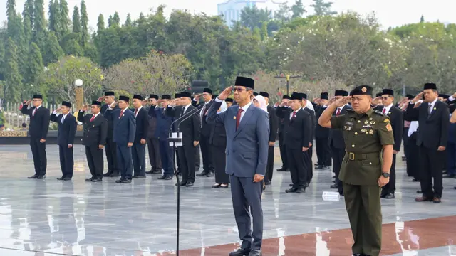 Pj Gubernur DKI Jakarta Heru Budi Hartono berziarah ke Taman Makam Pahlawan (TMP) Kalibata, Jakarta Selatan, pada Sabtu (17/6/2023).