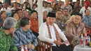 Gubernur DKI Basuki Tjahaja Purnama (berpeci) saat menghadiri acara persemian kantin Lenggang Jakarta di kawasan IRTI Monas, Jakarta, Jumat (22/5). Lenggang Jakarta merupakan pusat jajanan PKL. (Liputan6.com/Herman Zakharia)