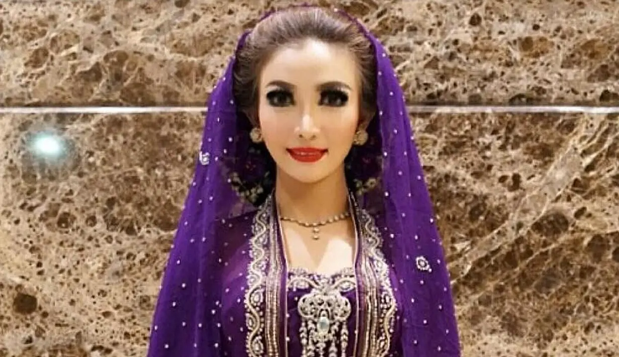 Perempuan yang kabarnya keturunan bangsawan ini juga cukup sering tampil dengan sanggulnya khas wanita Jawa. Tak ketinggalan makeup di wajahnya yang  tebal, terutama di bagian mata Roro. (Instagram/roro.fitria1989)