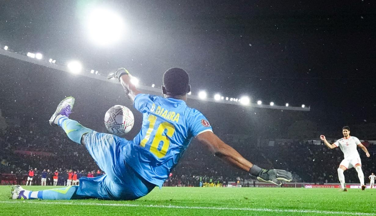 Kiper Mali, Djigui Diarra, menjadi pahlawan dengan menggagalkan dua penalti Tunisia dari Elias Achouri dan Mohamed Ali Ben Romdhane. (AFP/Paul Ellis)