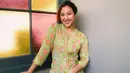 <p>Tampil dalam balutan kebaya Jawa bernuansa hijau dengan motif bunga, Sherina Munaf terlihat begitu manis. Dirinya juga memilih menata rambut serta makeup dengan cukup sederhana. (Liputan6.com/IG/@sherinamunaf)</p>