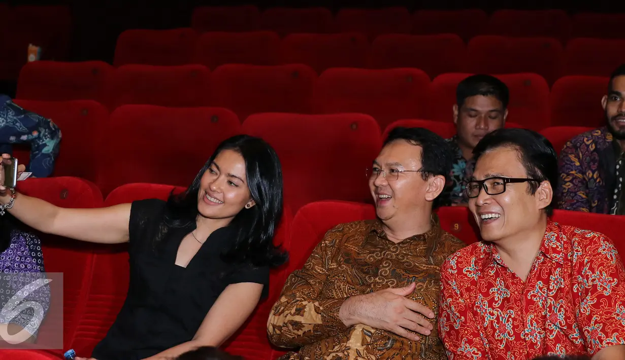 Basuki T Purnama dan Lola Amaria berselfie bersama para tunanetra sebelum menonton film Jingga, Jakarta, Jumat (4/3). Ahok untuk kali pertama berperan sebagai pembisik untuk tunanetra ketika nonton bareng film Jingga. (Liputan6.com/Herman Zakharia)