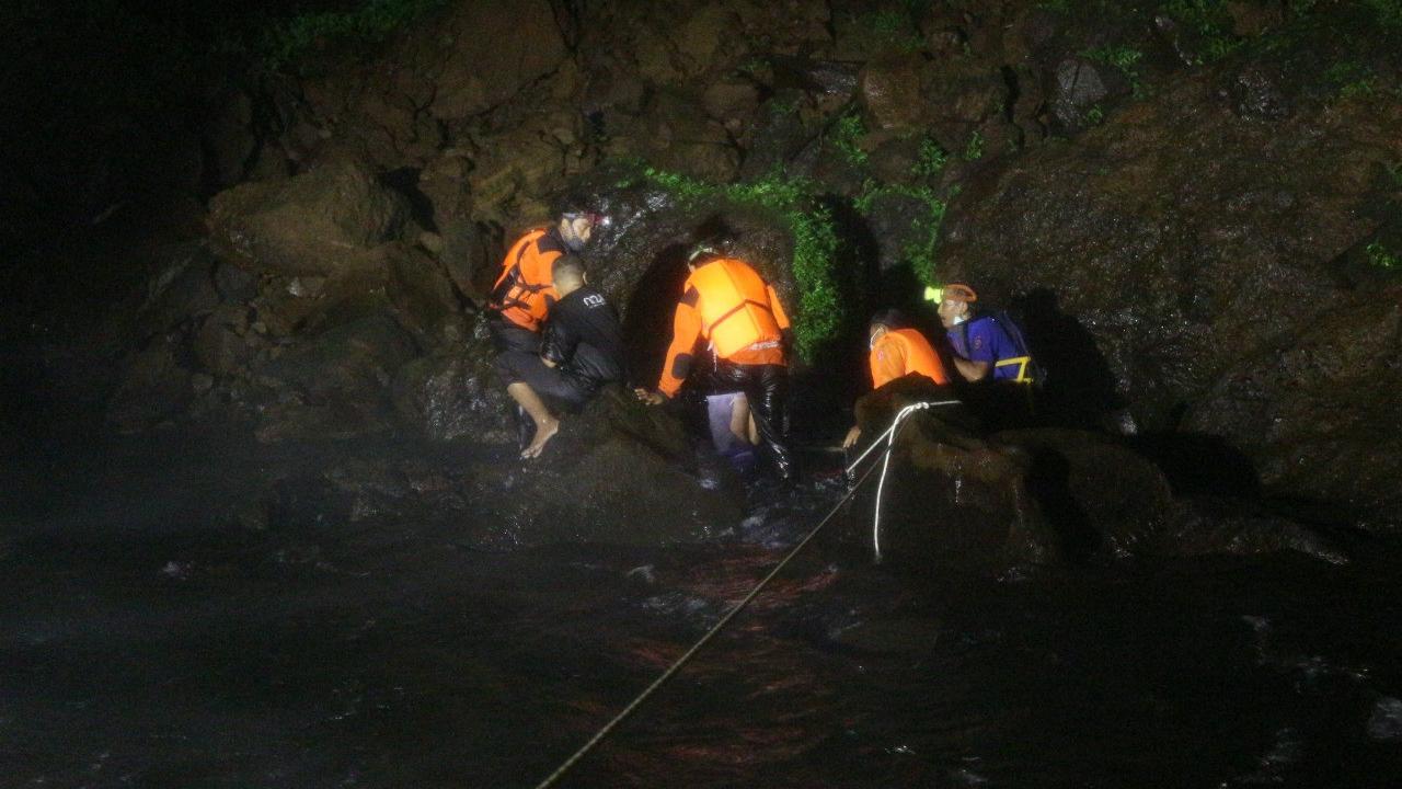 Tim SAR gabungan melakukan operasi SAR seorang remaja Banjarnegara yang tenggelam di Curug Tiga, Baturraden, Banyumas. (Foto: Liputan6.com/Tagana Banyumas)