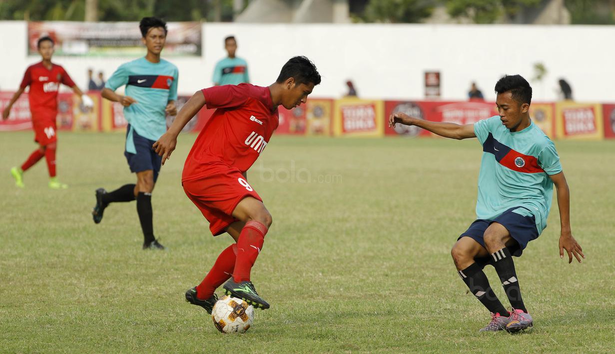 Pemain Universitas Muhammadiyah Malang (UMM), Daka DM, berusaha melewati pemain Universitas Negeri Malang (UM) pada laga final Torabika Campus Cup 2017 di Stadion UM, Malang, Kamis, (02/11/2017). UMM menang 2-0 atas UM. (Bola.com/M Iqbal Ichsan)
