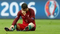 Kesedihan striker Portugal, Cristiano Ronaldo, setelah mengalami cedera pada laga final Piala Eropa 2016 di Stade de France, Saint-Denis, Senin (11/7/2016) dini hari WIB. (Reuters/Carl Recine)