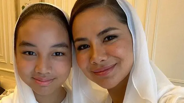 Tepis Kabar Rumah Tangga Retak, Ini 6 Momen Engku Emran Lebaran Bareng Istri