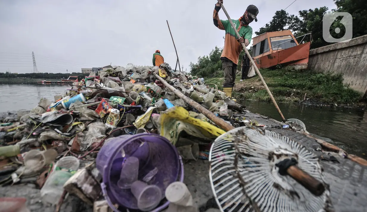 Sejumlah sampah plastik dari Waduk Cincin yang telah dipilah untuk didaur ulang, Jakarta Utara, Rabu (23/6/2021). Pengerukan sampah dilakukan secara rutin guna menjaga kebersihan dan keindahan waduk, terutama saat memasuki musim penghujan. (merdeka.com/Iqbal S Nugroho)