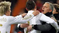 Usai mencetak gol ketiga ke gawang Levante, bintang Real Madrid Cristiano Ronaldo disambut pelatihnya Jose Mourinho. Laga Real Madrid vs Levante di pekan ke-22 La Liga berlangsung di Santiago Bernabeu, 12 Februari 2012. Madrid unggul 4-2.
