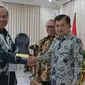 Wali Kota Bitung Maximiliaan Jonas Lomban menerima Anugerah Paritrana 2018.