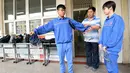 Pengawas mengidentifikasi peserta ujian masuk perguruan tinggi di Handan, Provinsi Hebei, China, (6/6). Pemeriksaan menggunakan metal detector hingga pendeteksi sidik jari dan wajah. (AFP/STR)