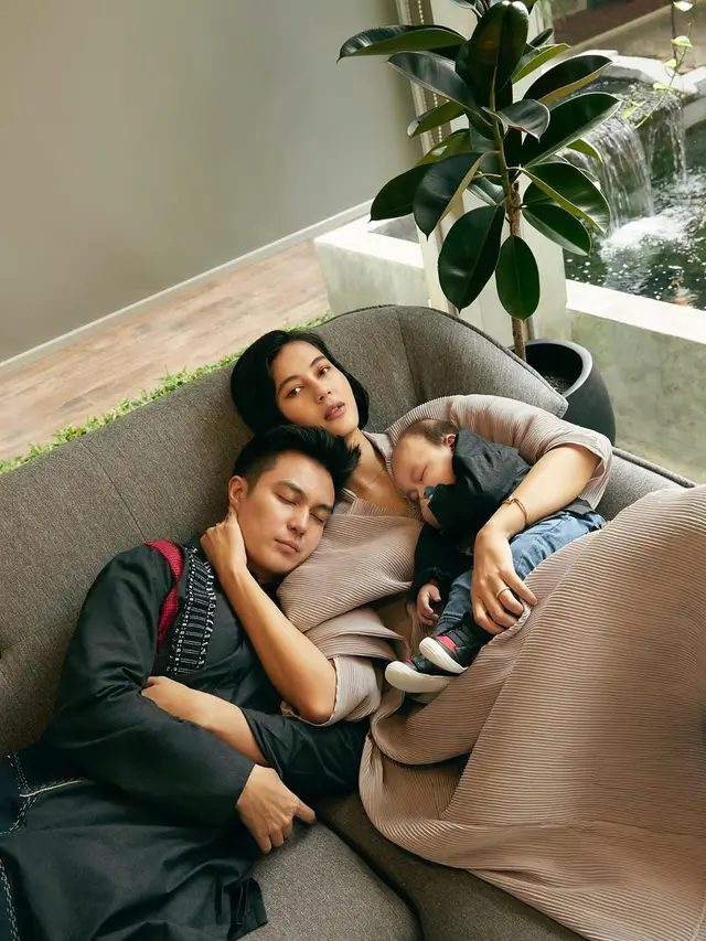 7 Gaya Pemotretan Keluarga Kecil Baim Wong, Pose Kiano Jadi Sorotan
