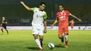 Pemain Persija, Muhammad Ilham, berebut bola dengan pemain PBR, Rifan, pada laga Piala Jenderal Sudirman di Stadion Kanjuruhan, Malang, Kamis (19/11/2015). (Bola.com/Vitalis Yogi Trisna)