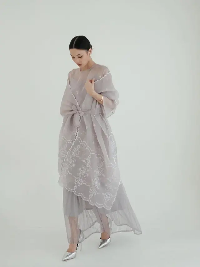 Baju lebaran wanita Zenya Set in Light Grey (Sumber: Instagram/embara.official)