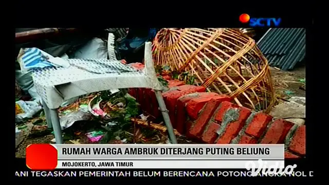 Empat rumah dan satu tempat usaha produksi genting di Dusun Mojokerep, Desa Menanggal, Kecamatan Mojosari, Kabupaten Mojokerto, mengalami kerusakan setelah disapu angin puting beliung, Jumat (01-11-2019).