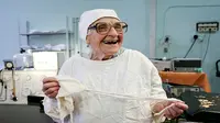 Ahli bedah tertua di dunia Alla Illyinichna Levushkina masih melakukan operasi. (Foto: Metro)