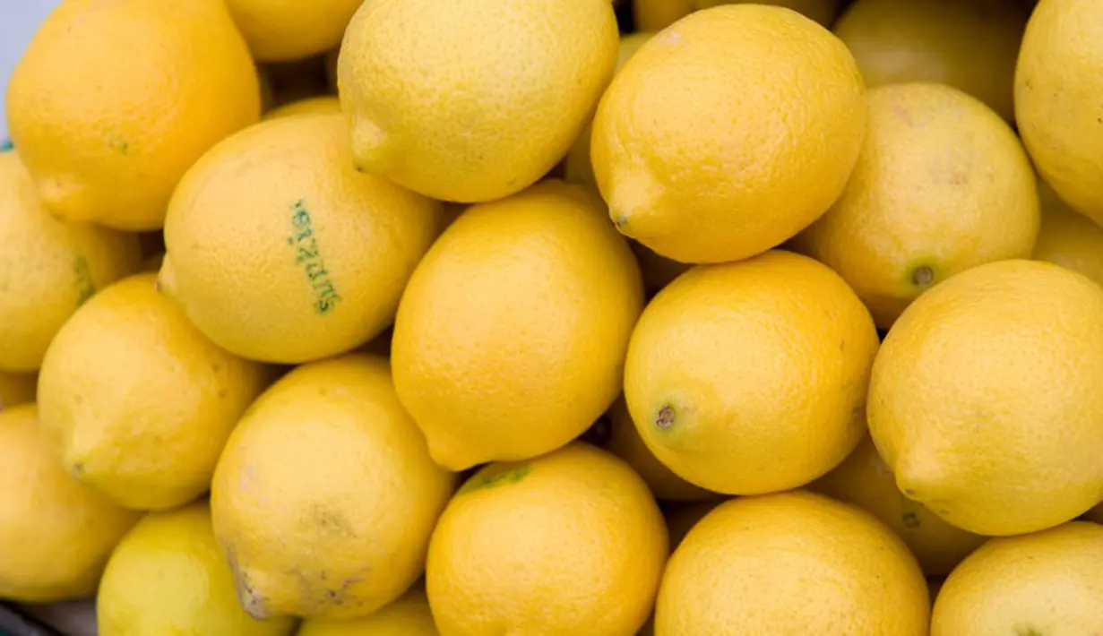 Lemon dapat untuk meringankan warna kulit dan juga mengurangi bekas jerawat. Gosok bagian dalam kulit lemon pada siku Anda dapat menghilangkan flek hitam. Campuran lemon dan madu dapat digunakan sebagai pemutih alami pada kulit. (AFP PHOTO/SAUL LOEB)
