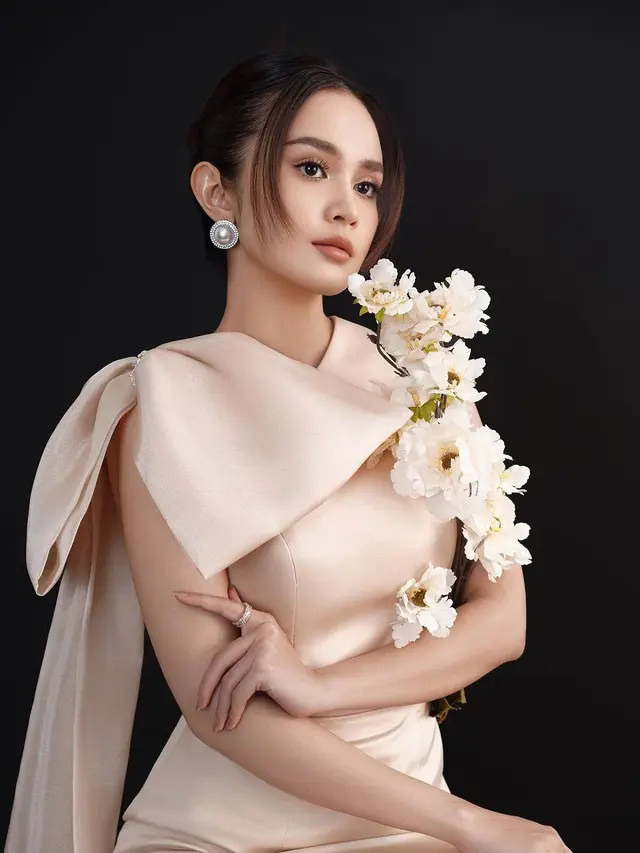 Mengenakan Makeup Bold Namun Terkesan Natural