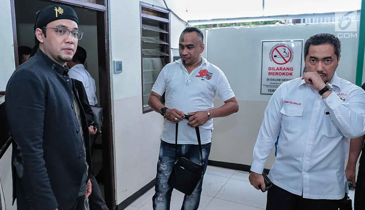 Sandy Tumiwa (kiri) saat menghadiri mediasi di Pengadilan Negeri Jakarta Selatan, Kamis (1/3). Mediasi kedua yang dilakukan Tessa Kaunang dan Sandy Tumiwa pada Kamis (1/3/2018) berjalan lebih baik dari proses sebelumnya. (Liputan6.com/Pool/Adrian)