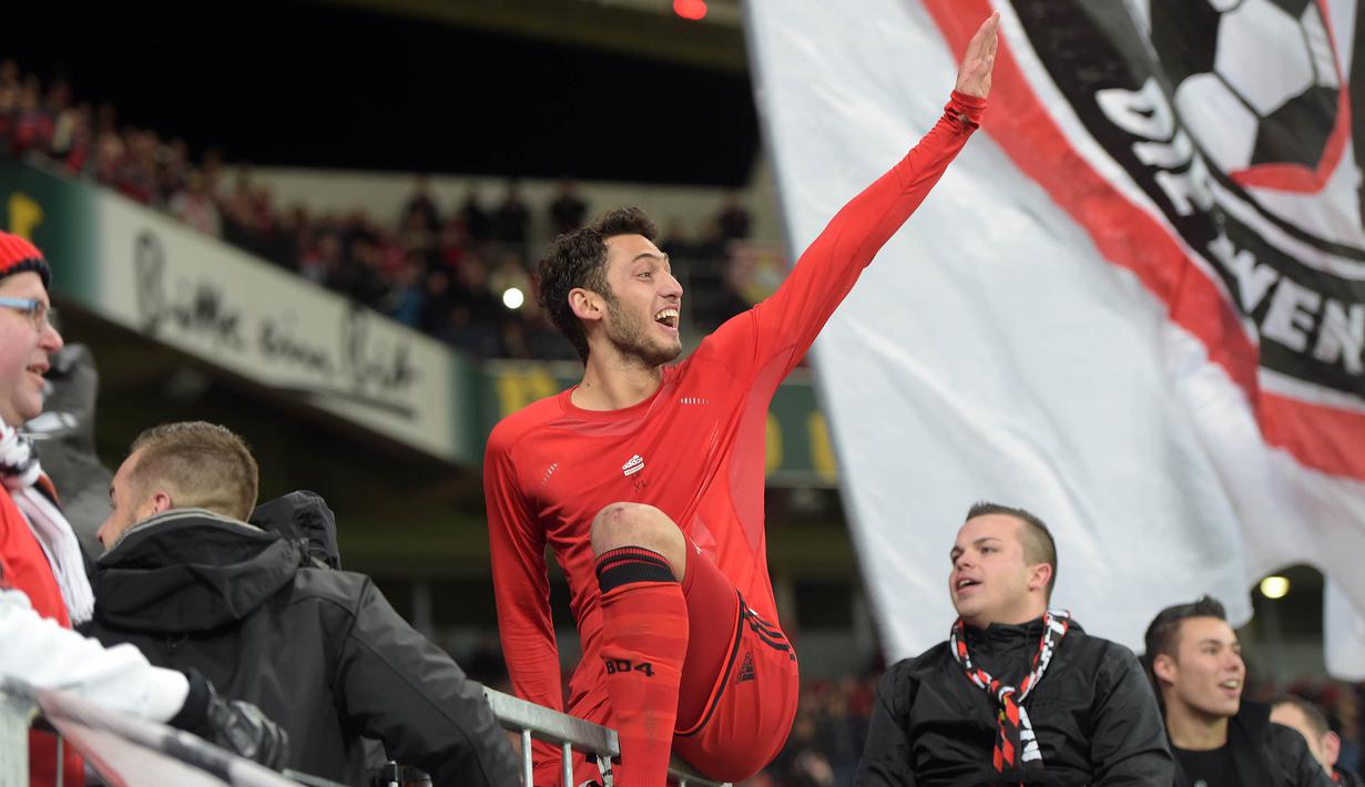 Pemain Timnas Turki ini merupakan pembelian keenam AC Milan pada musim panas 2017. (EPA/Federico Gambarini)