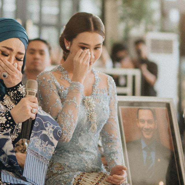 6 Potret Aaliyah Massaid 'Ditemani' Adjie Massaid di Momen Lamaran, Penuh Haru