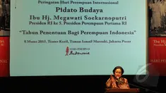 Presiden RI Ke-5, Megawati Soekarnoputri memberikan pidato budaya dalam rangka peringatan Hari Perempuan Internasional di Teater Kecil Taman Ismail Marzuki, Jakarta, Minggu (8/3/2015). (Liputan6.com/Helmi Fithriansyah)