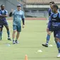 Pelatih Persib Bandung Robert Rene Alberts memimpin sesi latihan timnya di Stadion Gelora Bandung Lautan Api (GBLA), Selasa (25/5/2021). (Foto: MO Persib)