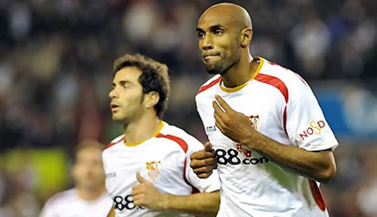Sevilla&#039;s Malian Frederic Kanoute celebrates with Enzo Maresca after scoring against Recreativo Huelva during their Spanish League football match, on November 9, 2008 at the Sanchez Pizjuan stadium, in Seville. AFP PHOTO/ CRISTINA QUICLER 