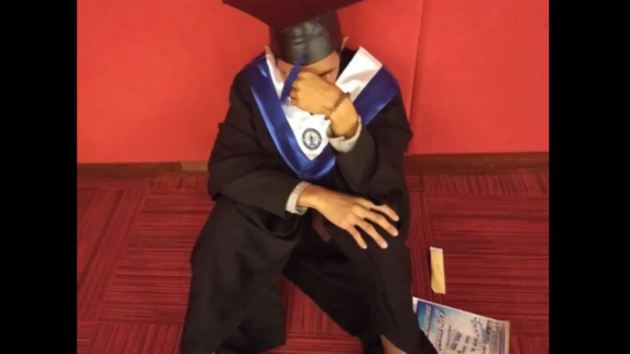 Menyentuh, Kisah Wisudawan yang Menangis karena Orang Tuanya Tak Datang