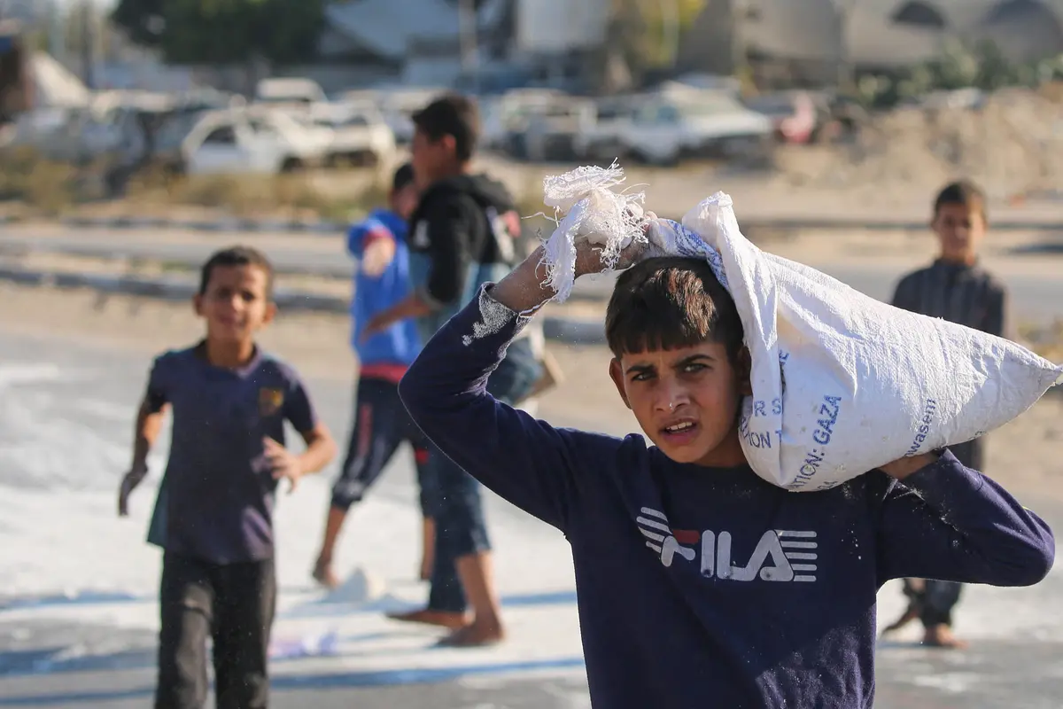 Miris, Anak-anak Pengungsi Palestina Punguti Ceceran Tepung di Jalanan