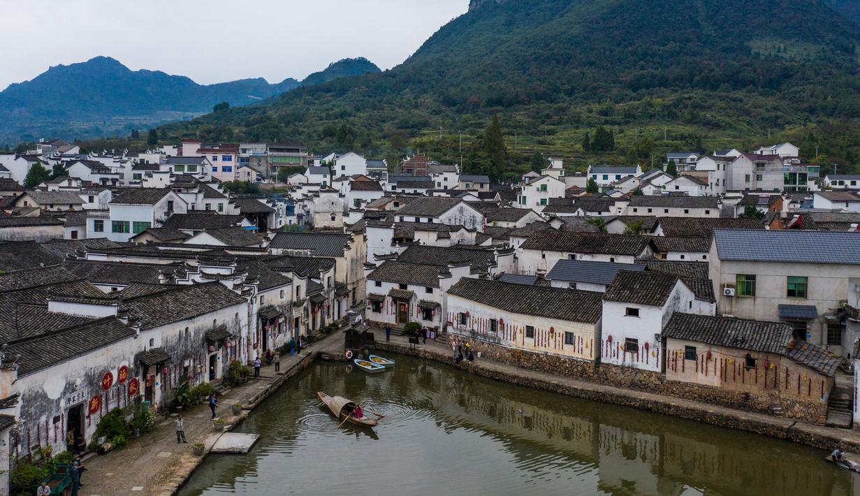Foto dari udara ini memperlihatkan suasana desa kuno Xinye di Kota Jiande, Provinsi Zhejiang, China timur, pada 15 Oktober 2020. Dihiasi tanaman beraneka warna, desa kuno tersebut menarik minat banyak pengunjung. (Xinhua/Xu Yu)