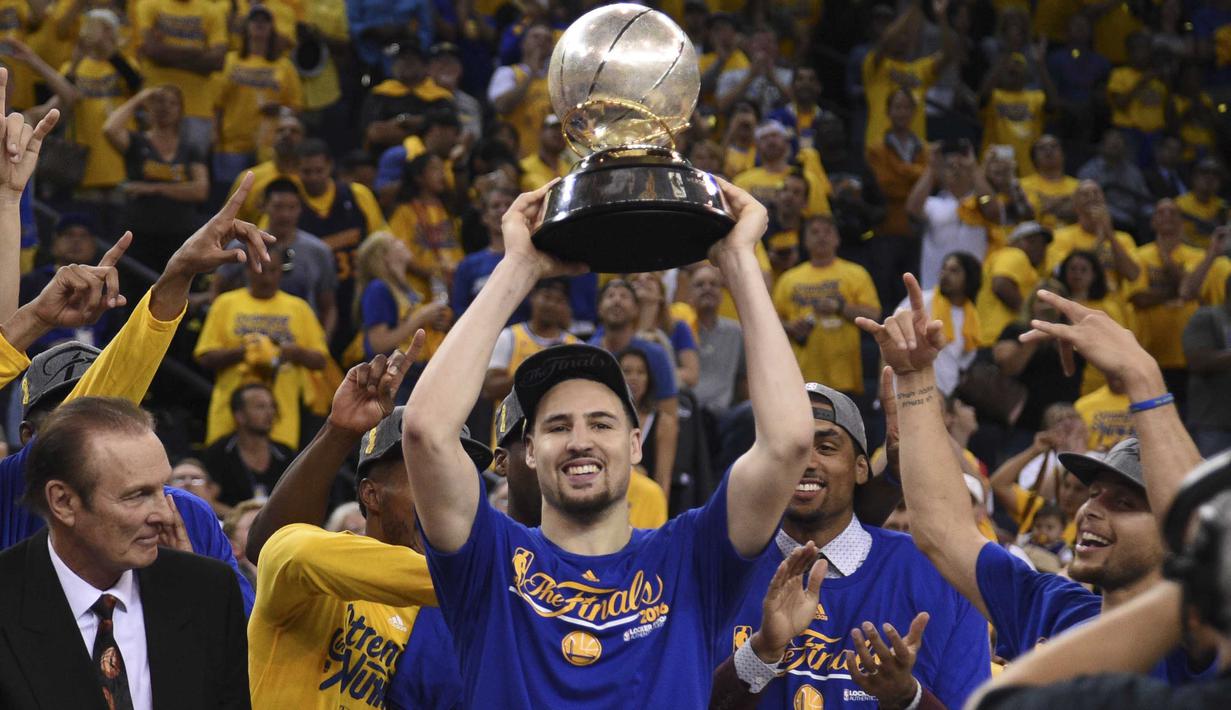 Pemain Warriors, Klay Thompson #11 mengangkat trofi juara usai timnya mengalahkan  OKC Thunder pada final wilayah barat NBA Playoffs di Oracle Arena, (31/5/2016) WIB. Warriors menang 96-88. (Mandatory Credit: Kyle Terada-USA TODAY Sports)