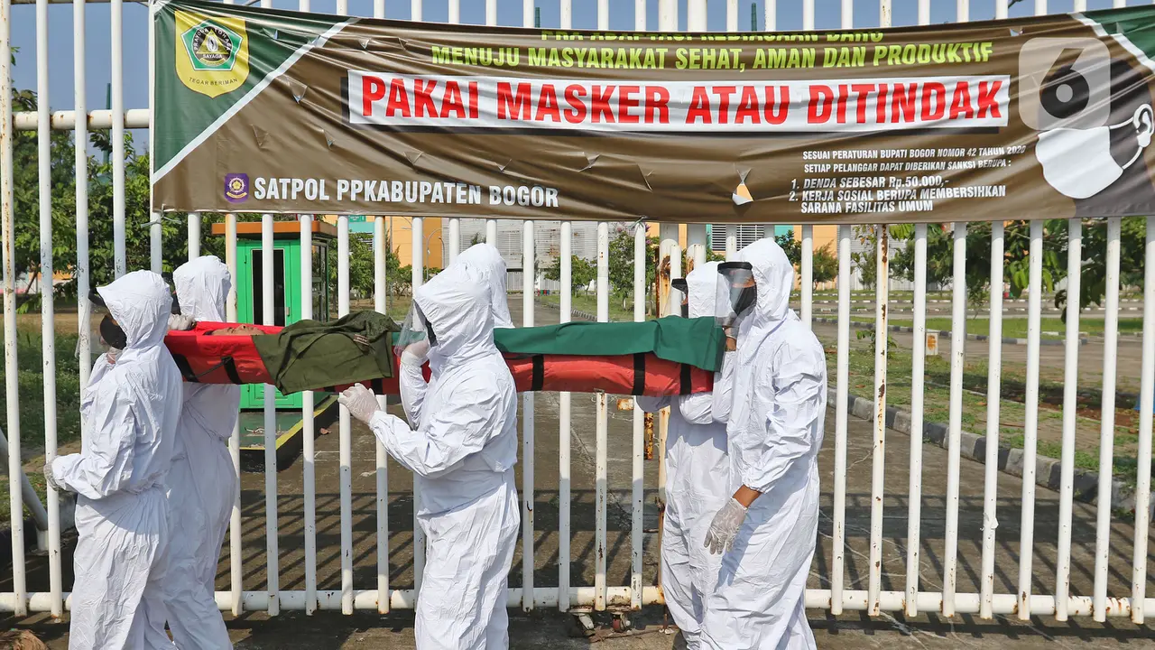 FOTO: Pelanggar PSBB Kabupaten Bogor Dihukum Bersihkan Makam