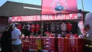 Merchandise yang menampilkan manajer Liverpool asal Jerman, Jurgen Klopp, terlihat dijual di luar lapangan saat para penggemar tiba untuk menyaksikan laga pekan ke-38 Premier League melawan Wolverhampton Wanderers di Stadion Anfield, Minggu (19/5/2024). (Paul ELLIS / AFP)