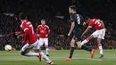Proses terjadinya gol yang dicetak oleh striker Manchester United, Marcus Rashford, ke gawang Midtjylland. Pertandingan ini merupakan laga debut bagi pemuda berusia 18 tahun bersama Red Devils. (Reuters/Jason Cairnduff)