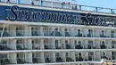 Penumpang dan awak terlihat pada kapal pesiar Spectrum of the Seas di Hong Kong, Rabu (5/1/2022). Spectrum of the Seas diperintahkan kembali ke kota untuk pengujian virus corona COVID-19 setelah sembilan orang ditemukan memiliki kontak dekat dengan varian Omicron baru-baru ini. (PETER PARKS/AFP)