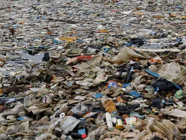 Tumpukan sampah terlihat di pinggir laut kawasan Pelabuhan Muara Baru, Jakarta Utara, Senin (29/7/2019). Sampah-sampah yang didominasi oleh sampah plastik ini terbawa arus laut yang dibuang masyarakat secara sembarangan. (Liputan6.com/Johan Tallo)