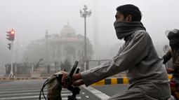 Kabut asap menyelimuti jalan-jalan dan mengurangi jarak pandang di kota Lahore, Provinsi Punjab, Pakistan. (Arif ALI/AFP)