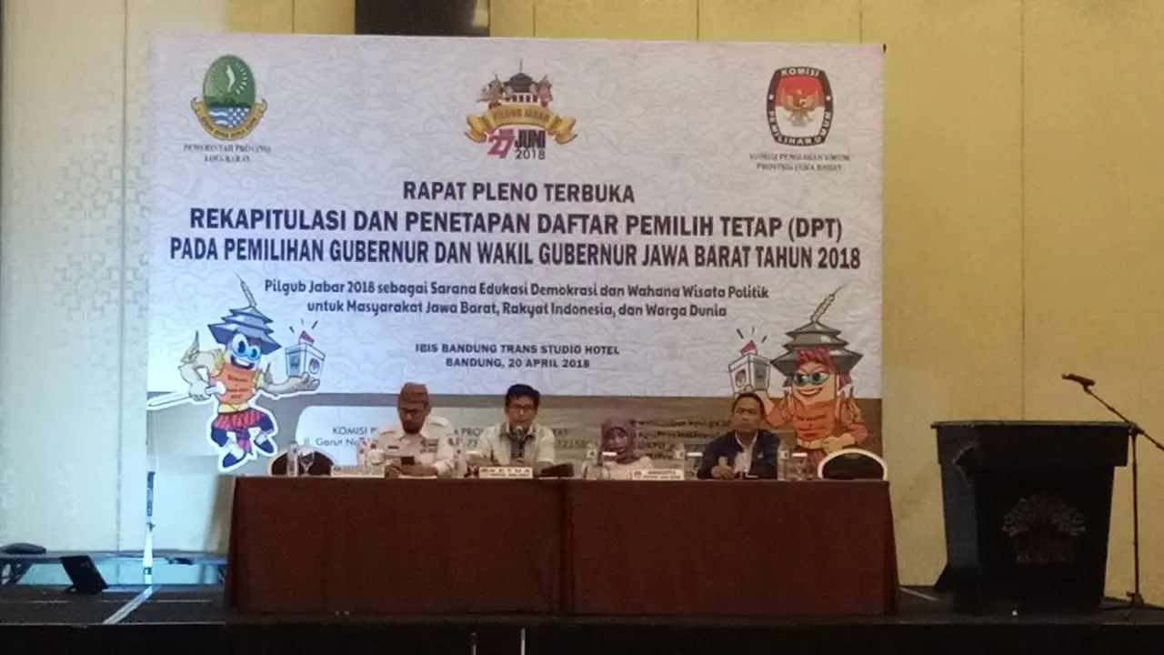 Ketua KPU Jawa Barat Yayat Hidayat mengumumkan jumlah pemilih tetap (DPT) Pemilu Gubernur 2018 mencapai 31.735.133 orang, di Trans Luxury Hotel Jalan Gatot Subroto, Bandung, Sabtu, 21 April 2018. (Liputan6.com/Arie Nugraha)