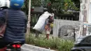Pemulung berjalan di Jalan Cikini Raya, Jakarta, Kamis (16/4/2020). Pandemi COVID-19 memberikan dampak yang sangat besar bagi sosial dan ekonomi Indonesia. Bahkan yang paling dikhawatirkan bertambahnya angka kemiskinan dan pengangguran. (Liputan6.com/Helmi Fithriansyah)