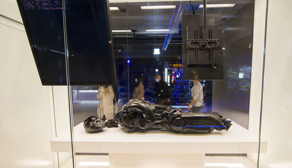 Sejumlah orang yang mengenakan masker mengunjungi pameran Marvel Avengers S.T.A.T.I.O.N. dalam pratinjau media di Pusat Perbelanjaan Yorkdale, Toronto, Kanada, 19 November 2020. Pameran tersebut akan dibuka untuk umum mulai 20 November 2020 hingga 31 Januari 2021. (Xinhua/Zou Zheng)