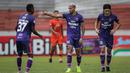 Pemain Persita Tangerang, Alex Dos Santos Goncalves (tengah) merayakan gol penyeimbang 1-1 ke gawang Persiraja Banda Aceh dalam laga pekan ke-7 BRI Liga 1 2021/2022 di Stadion Moch Soebroto, Magelang, Sabtu (16/10/2021). (Bola.com/Bagaskara Lazuardi)